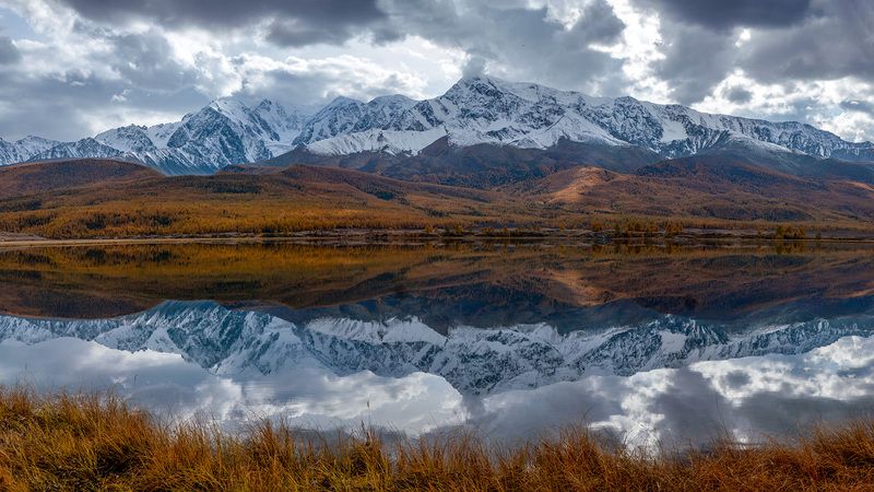 Северо-Чуйский хребет в озере Джангыскольphoto preview