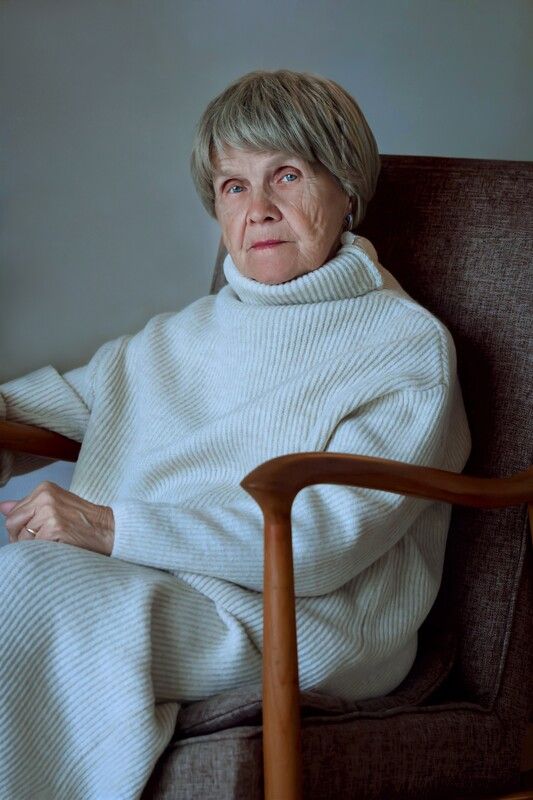 Женщина в возрасте, портрет, кресло, минимализм Осень жизни фото превью