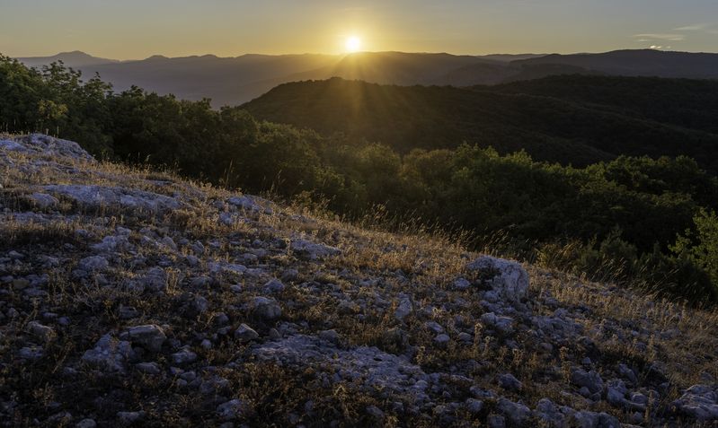 Россия, Крым, Бахчисарайский район, гора Бечку, Кабаний, Хамильский перевал, Бёчко-Кая, Бёчи, Бючюнде-хая, рассвет Рассвет в Крымских горахphoto preview