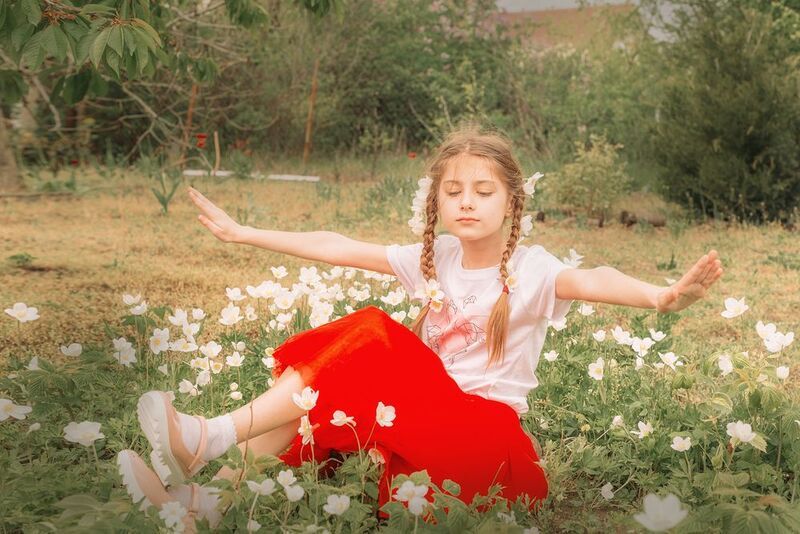 детский портрет весна белые цветы Весенний цветокphoto preview