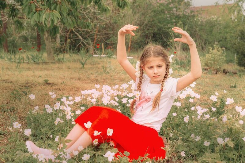 детский портрет весна белый цветок Весенний цветокphoto preview