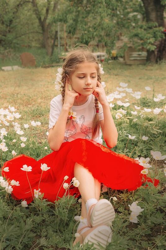 детский портрет белые цветы Весенний цветокphoto preview