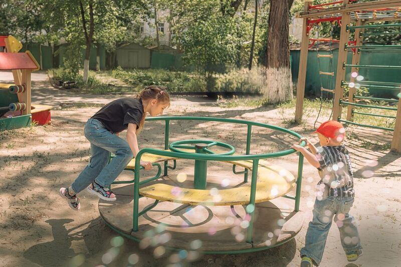 двор качели карусель Во двореphoto preview