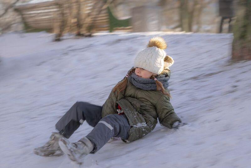 зима катание с горки на ледянке С горкиphoto preview