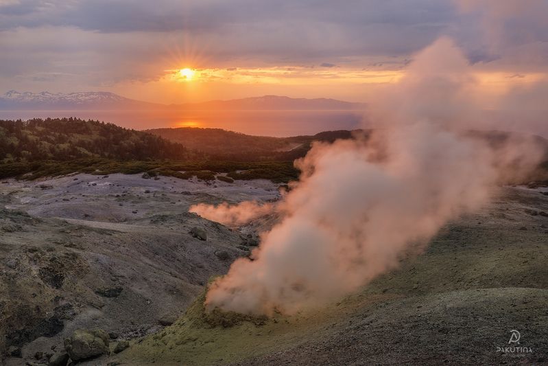 Фумарольные поля на вулкане Менделеева на о. Кунашир.photo preview