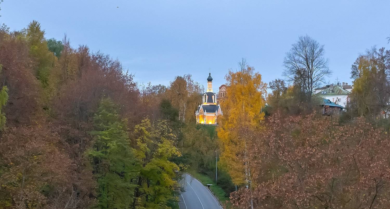 Золотая поступь осени. Автор: Широких Александр дорога, деревья, часовня, осень, утро, Широких Александр