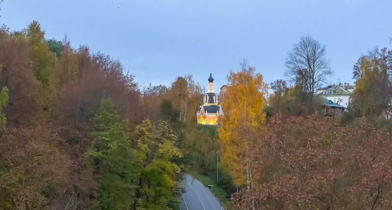 дорога, деревья, часовня, осень, утро Золотая поступь осени фото превью