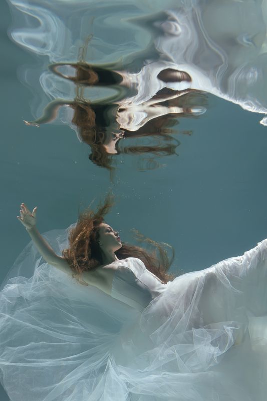 underwater woman bride Deep-deep waterphoto preview