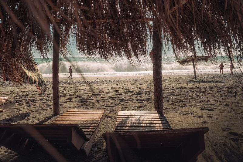 пляж море лежаки шторм Отпускphoto preview