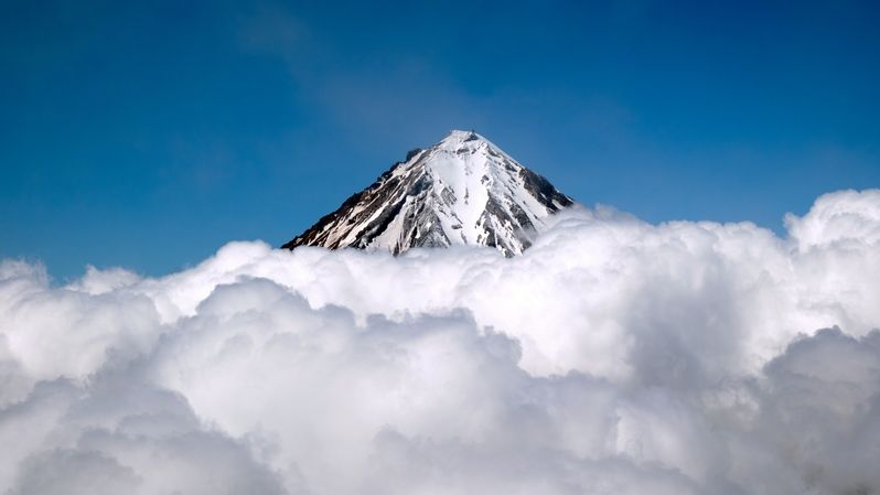 Корякский вулкан. Камчатка. В облакахphoto preview