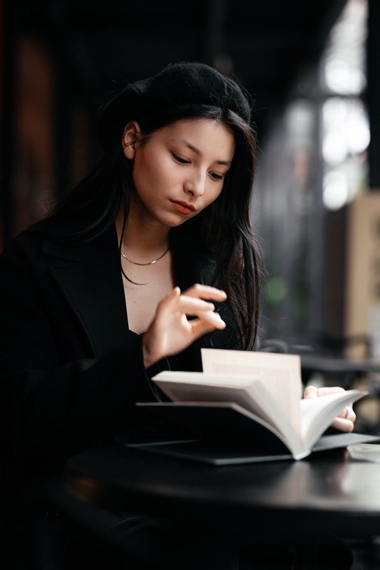 молодая девушка, городской стиль, дворы, на открытом воздухе Аляphoto preview