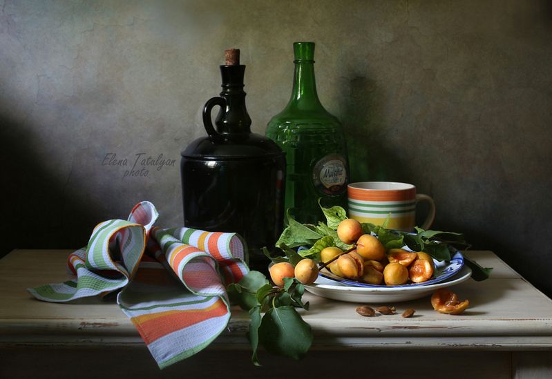 абрикосы, бутылки С веткой абрикосаphoto preview