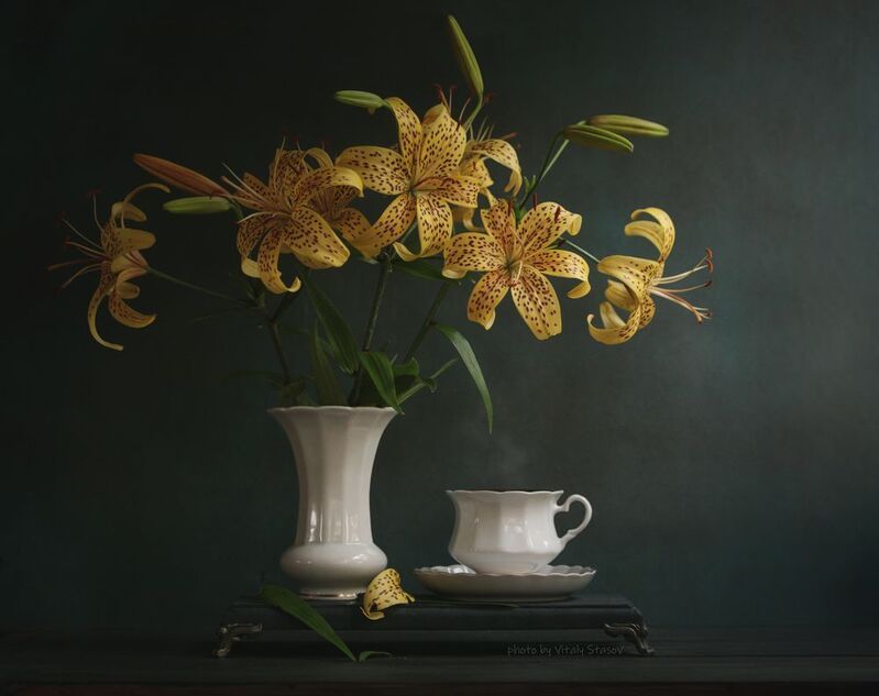 цветы, чай, натюрморт, напиток, аромат, вкусно, flowers, still life, drink, aroma, delicious, bouquet , flowers Лилии и чашка чая..photo preview