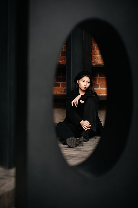 молодая девушка, городской стиль, дворы, на открытом воздухе Аляphoto preview