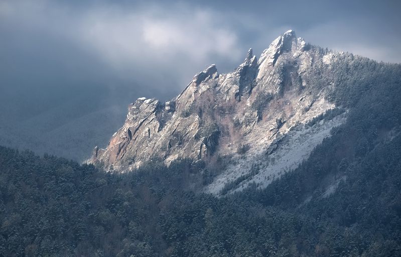 сибирь, торгашинский хребет, раннее утро, скала такмак,снег, туман После снегопадаphoto preview