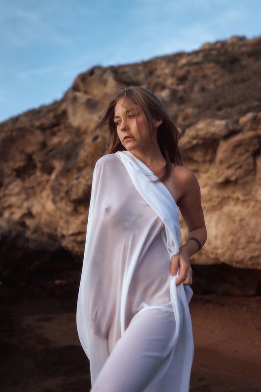 #artphotography #nudeart #sensualphotography #blackandwhitephoto #fineartnude #naturalbeauty #moodyportrait #bwportrait #softlight Tonikaphoto preview