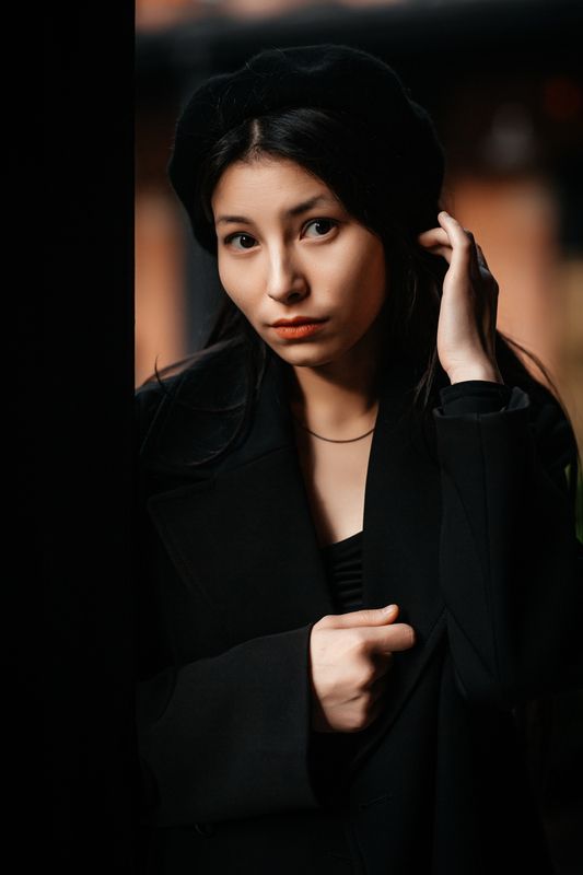 молодая девушка, городской стиль, дворы, на открытом воздухе Аляphoto preview