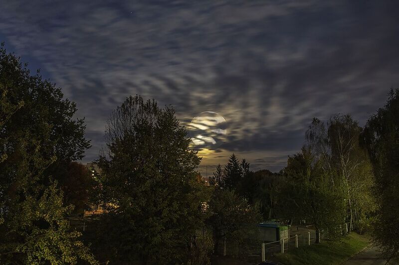 ночная фотография, городской пейзаж, полнолуние, Урожайная Луна, Суперлуние Урожайная Лунаphoto preview