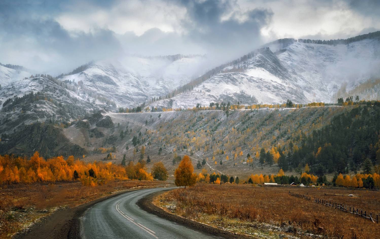 По Чемальскому тракту.... Автор: Lora Pavlova горный алтай, конец сентября, дорога, горы, туман, снег, Lora Pavlova