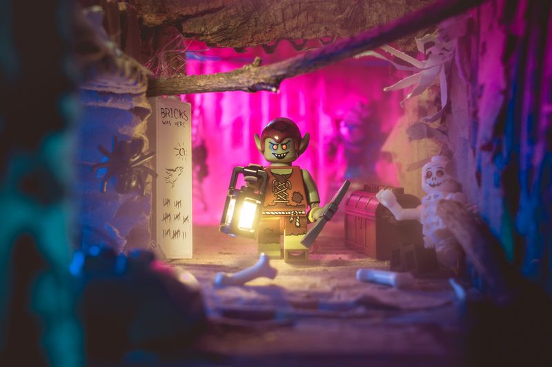 Сейчас разберёмся, что тут звякало. А вдруг клад несметный? В сказках вечно дуракам всяким везёт. Может, и мне тоже обломится.photo preview