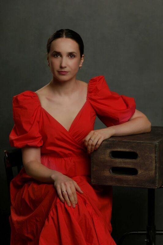 Портрет, молодая женщина, красное платье Портрет молодой женщины в красном платье фото превью