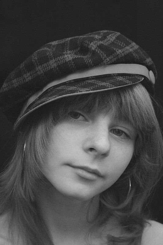 портрет, девочка в кепке B/Wphoto preview