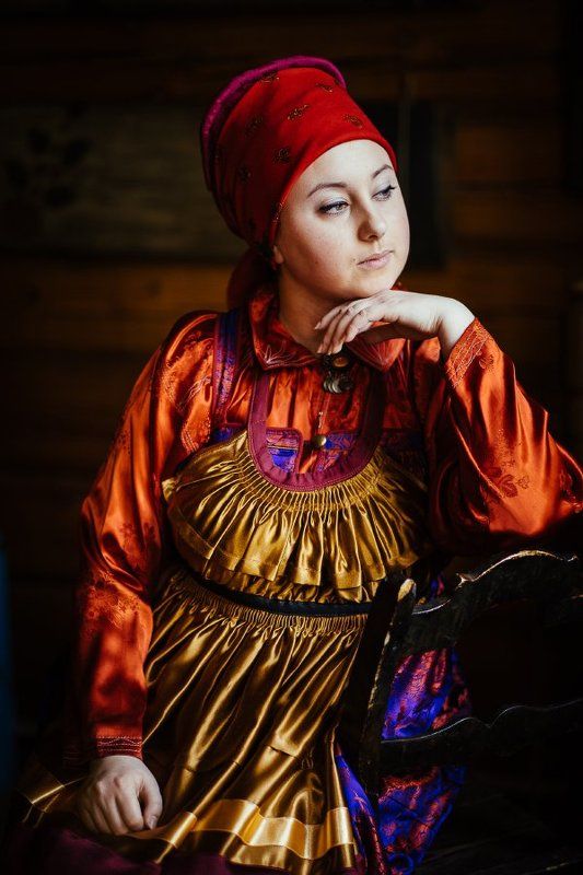 Портрет девушки в русском костюмеphoto preview