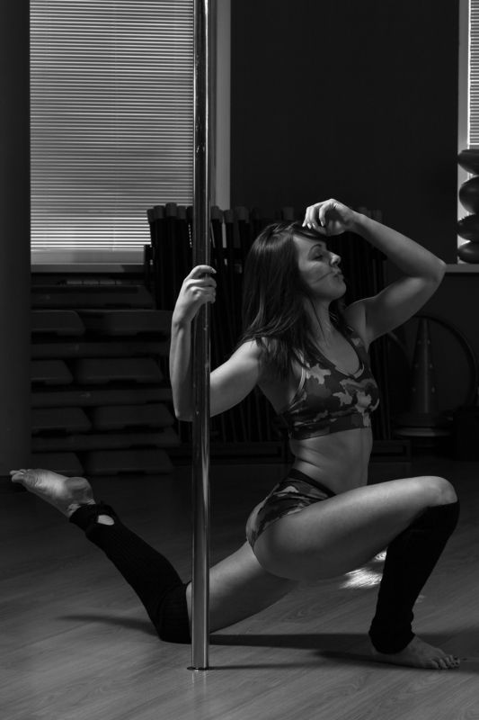девушка, танец, шест, пилон, зал, гимнастика, фитнес, спорт, красиво, женщина, молодая  Pole dancerphoto preview