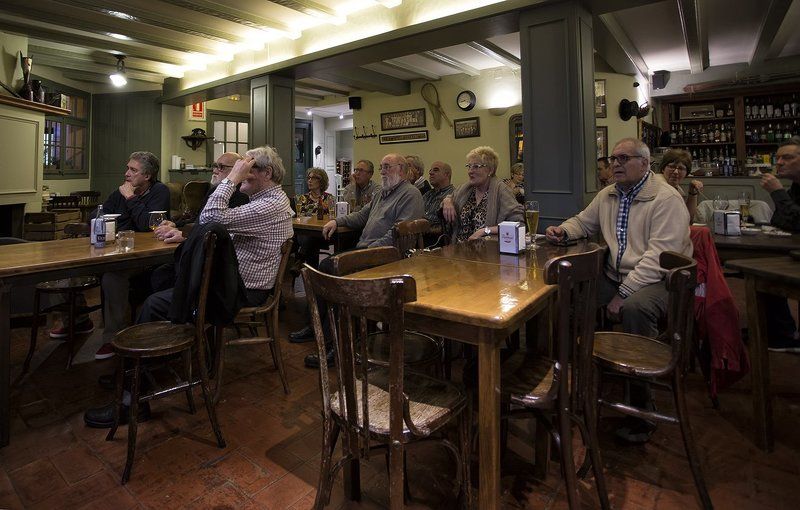 Испания футбол бар Просмотр футбола в Каталонском деревенском бареphoto preview