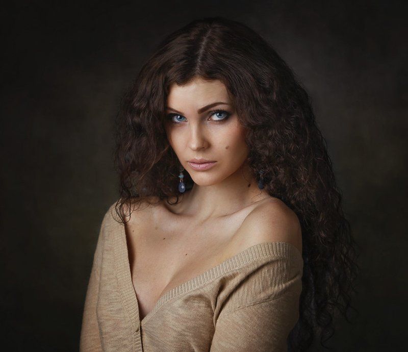 портрет девушки, студия Полинаphoto preview