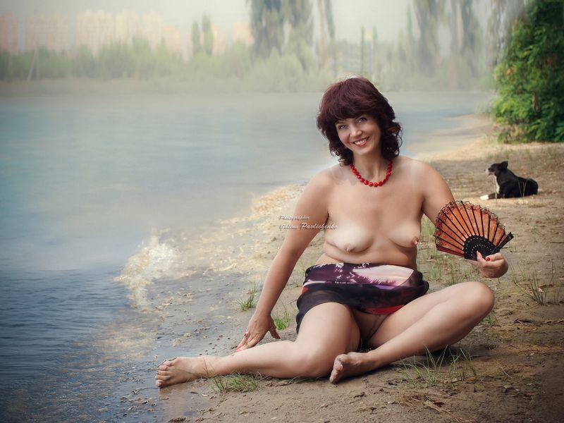 веер, жара, женщина, кубань, лето, немолодая женщина, ню, обнажённое тело, пляж, полная женщина, река, собака, улыбка, эротика Дама с собачкойphoto preview