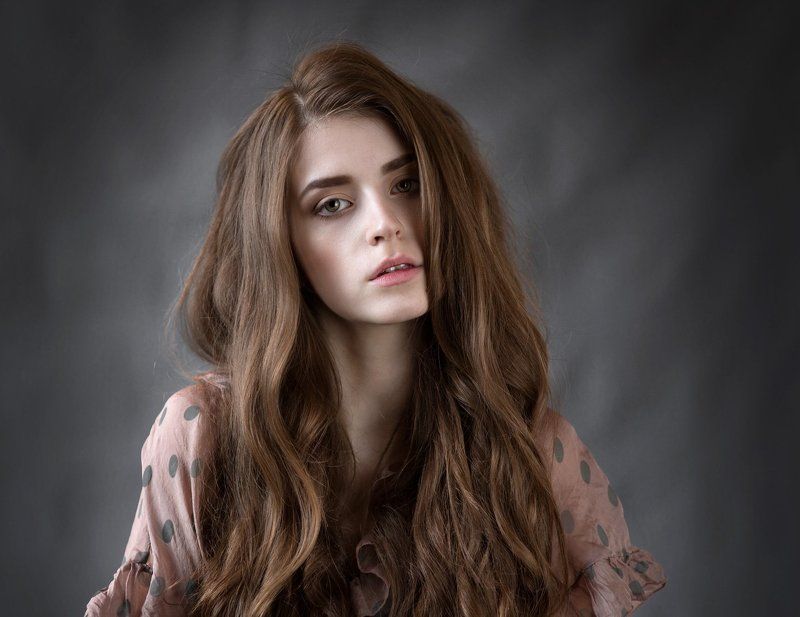 портрет девушки, студия, естественный свет Дашаphoto preview