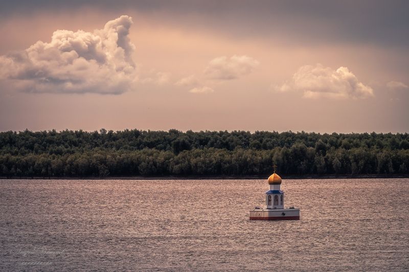 архитектура, храмы, соборы,  часовни, плавучие часовни, часовня-маяк, часовня-маяк, иртыш, обь Часовня-маяк на месте слияния рек Иртыш и Обь в честь святителя Николая Чудотворца.photo preview