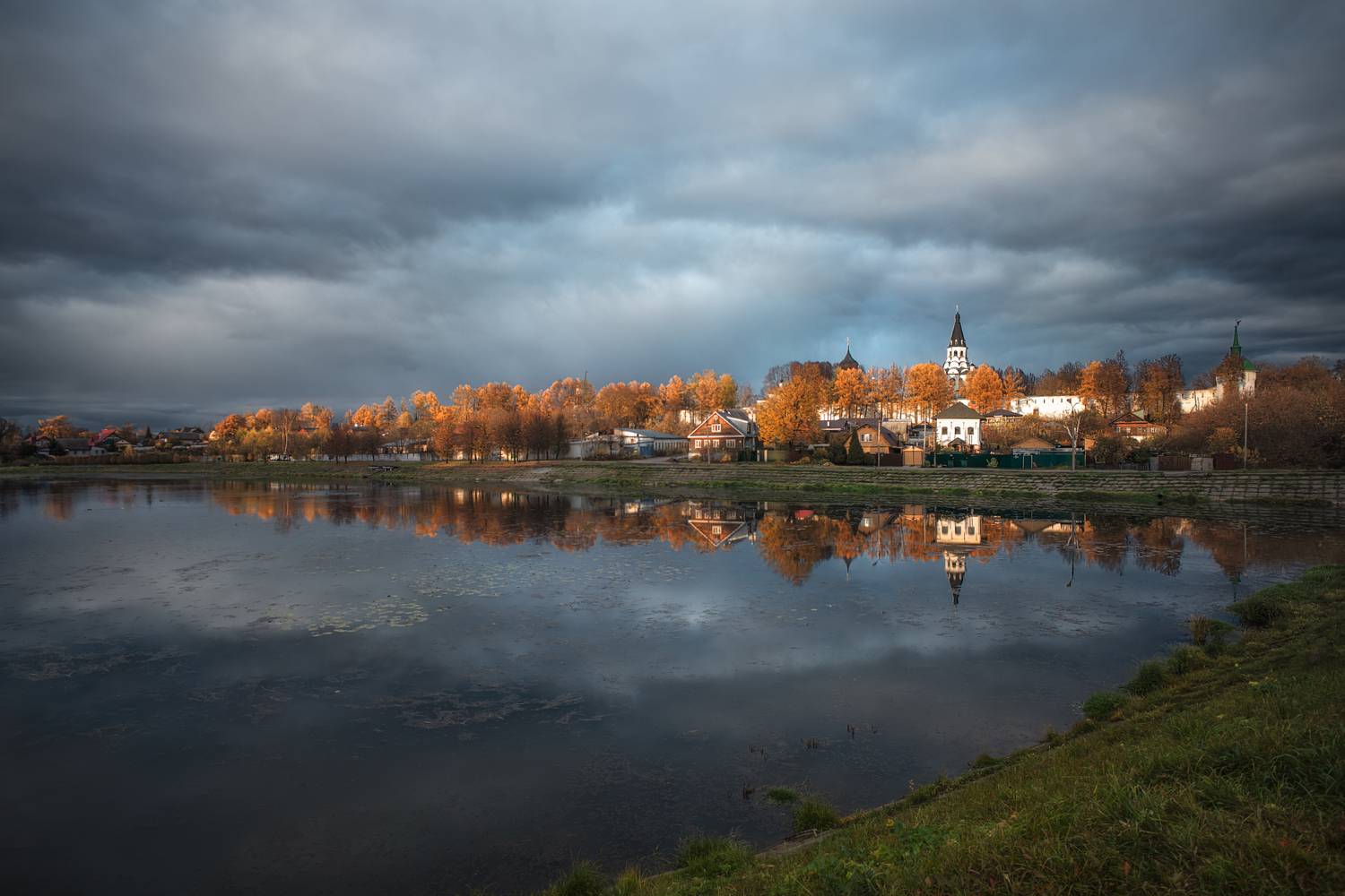 осень,город,свет,небо,облака,тучи,река,отражение,храм,крепость,слобода, Виталий Полуэктов