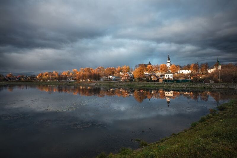 осень,город,свет,небо,облака,тучи,река,отражение,храм,крепость,слобода осенний вечер в Александровеphoto preview