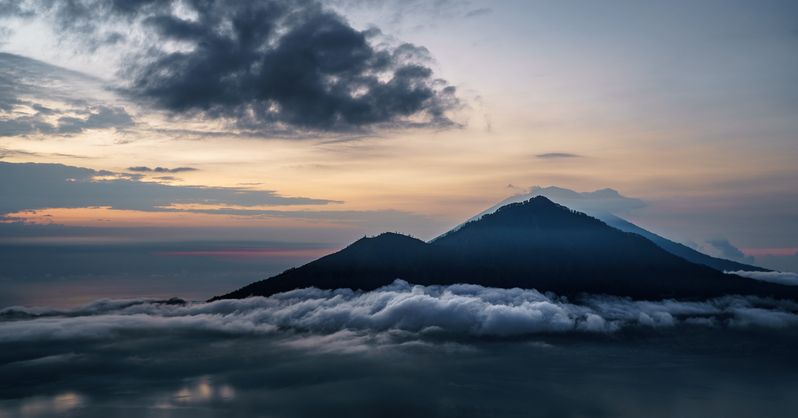 Рассвет с видом на Gunung Abangphoto preview