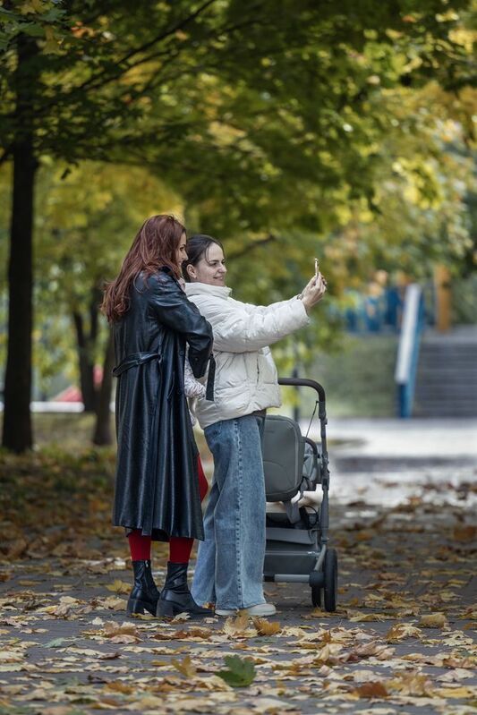 Селфи в осеннем паркеphoto preview