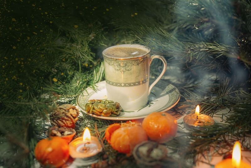 кофе чашка ёлка мандарины свечки орехи Новогоднийphoto preview