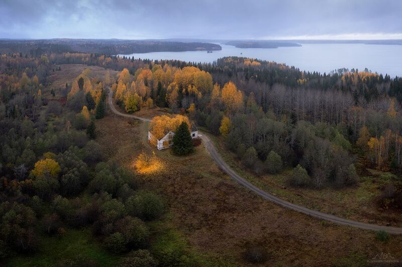 Карелия, осень Дом под покровом осениphoto preview