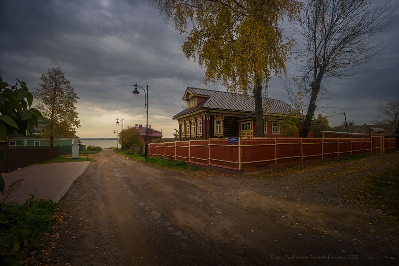 Ростов Великий Дом у озераphoto preview