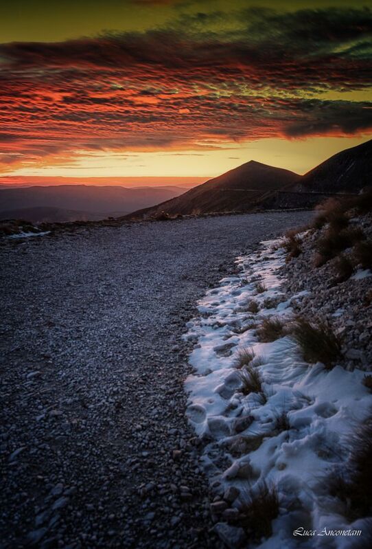 nature landscape sunset snow sibillini italy marche region outdoor clouds Under a blood red sky фото превью