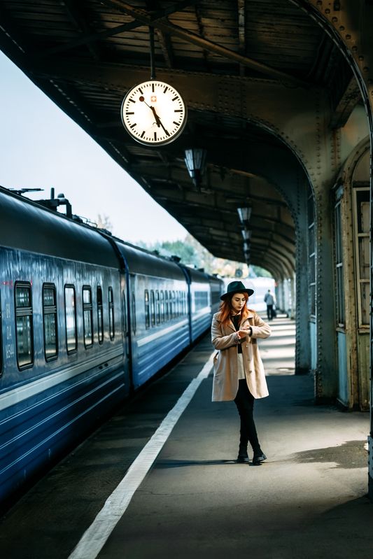 молодая девушка, городской стиль, дворы, на открытом воздухе Ожиданиеphoto preview