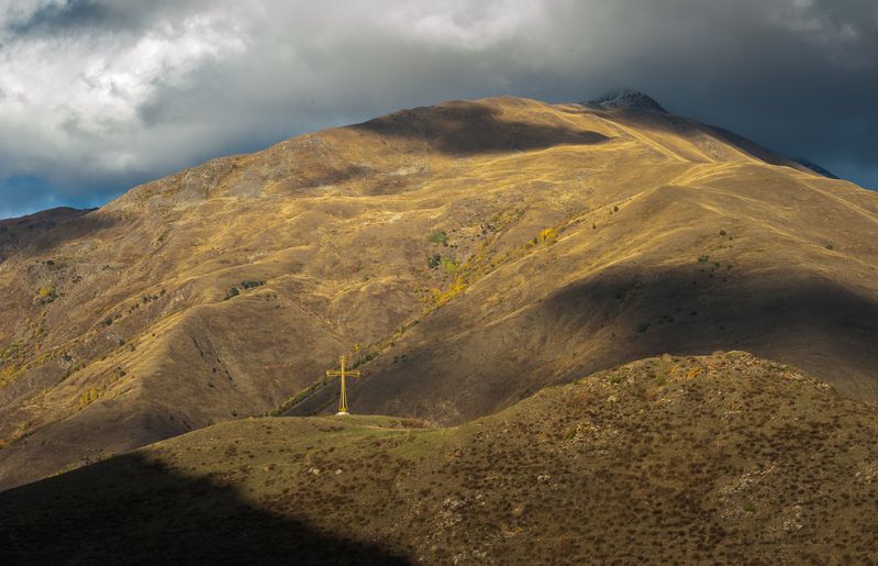 Видишь там, на горе, возвышается крест....photo preview