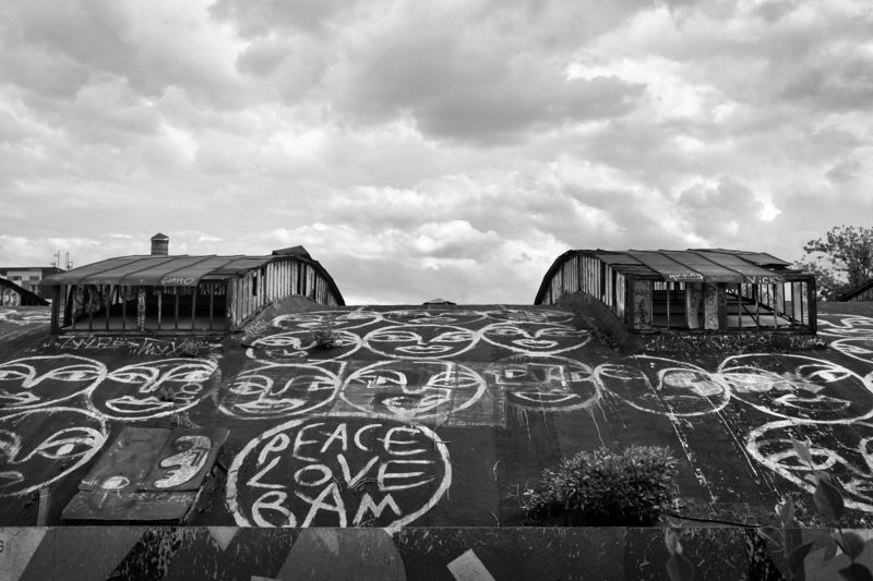 крыша, лицо, смайлик, человек На крыше измученного мираphoto preview