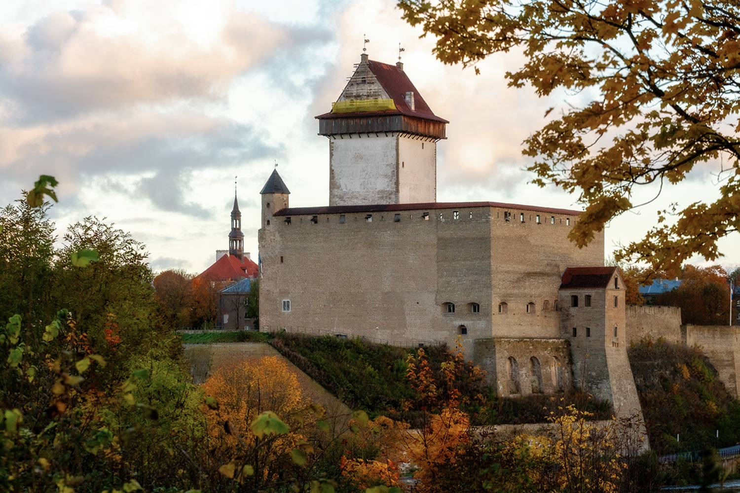 нарва осень октябрь замок германа ратуша, Четвертной Сергей