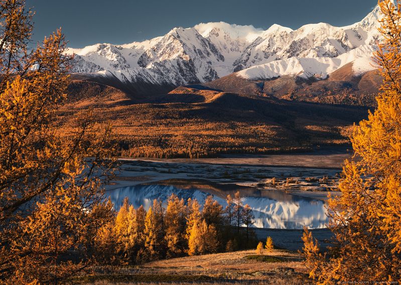 алтай, горы, озеро, природа, рассвет, солнце, облака, пики, снег, отражение, рябь, тишина, гладь, вода, небо, свет, линии, треккинг, путешествия Одинокое озероphoto preview