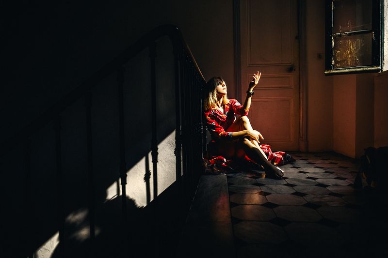 woman, portrait, fashion, beauty, indoors The broken lightphoto preview