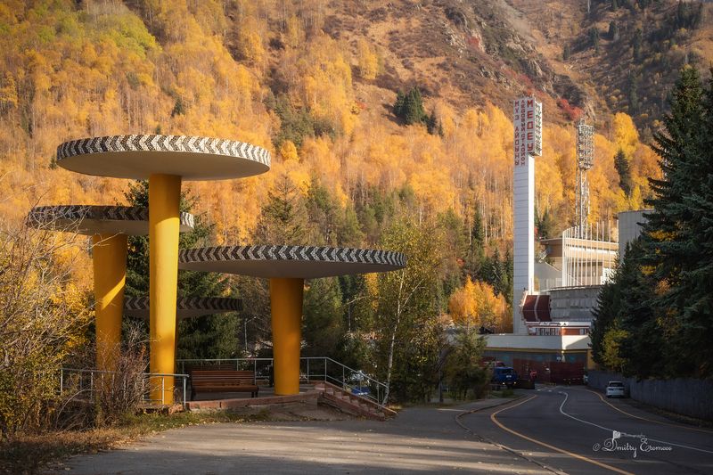 осень горы пейзаж медео Блистает золотом осень... фото превью