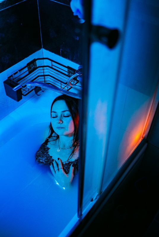 фотосессия в ванной, фотограф, цветная фотосессия, фотосессия с цветом Настяphoto preview