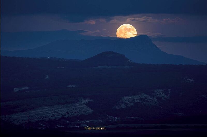 восход, луны, тепе-кермен, чатыр-даг, крым, ночь, облака, горы, лес, фонари. Восход Луны. Тепе-Кермен на фоне Чатыр-Дага.photo preview